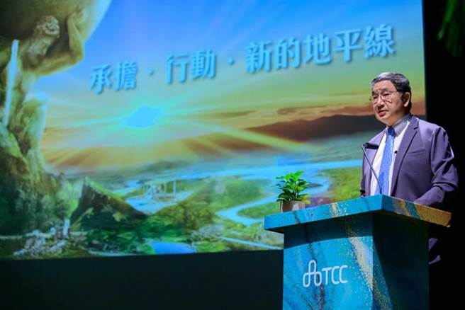 台泥董事长张安平15日在法说会强调，面对减碳，台泥「承担！行动！」，台泥没有迴避的空间，更应该带头做！（图／袁延寿）
