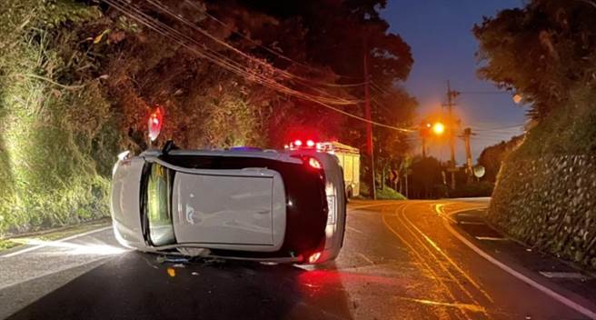 16岁孙姓男子偷家人信用卡租租赁车载3名友人出游，今（15日）晚间6时许行经新北市石碇区北宜公路27.1公里处，疑因疲劳驾驶自撞山壁，车辆当场侧翻。（翻摄画面）