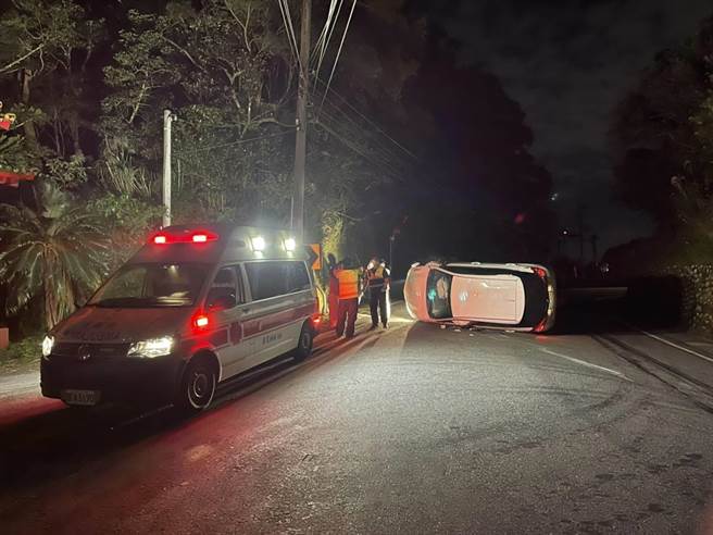 16岁孙姓男子偷家人信用卡租租赁车载3名友人出游，今（15日）晚间6时许行经新北市石碇区北宜公路27.1公里处，疑因疲劳驾驶自撞山壁，车辆当场侧翻。（翻摄画面）
