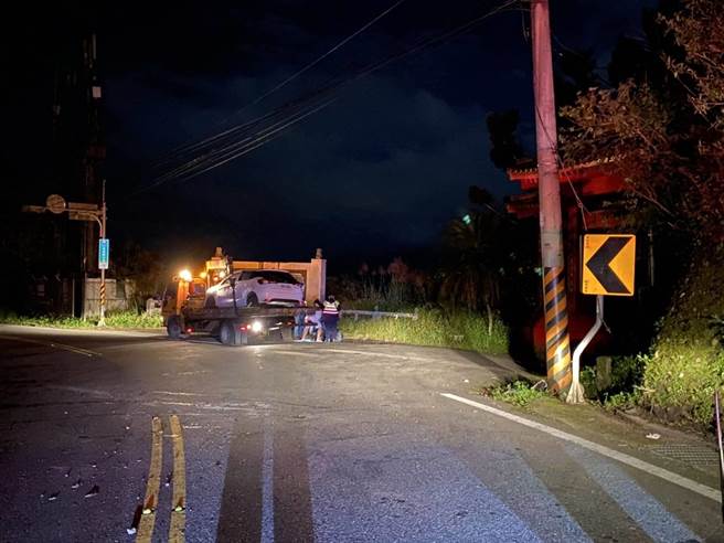 16岁孙姓男子偷家人信用卡租租赁车载3名友人出游，今（15日）晚间6时许行经新北市石碇区北宜公路27.1公里处，疑因疲劳驾驶自撞山壁，车辆当场侧翻。（翻摄画面）