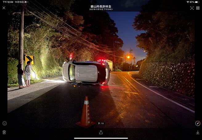 16岁孙姓男子偷家人信用卡租租赁车载3名友人出游，今（15日）晚间6时许行经新北市石碇区北宜公路27.1公里处，疑因疲劳驾驶自撞山壁，车辆当场侧翻。（翻摄画面）