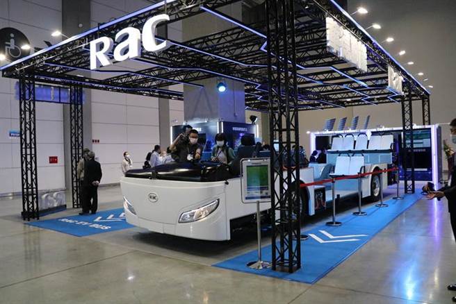 华德电动大巴安装日本AESC Gen 4电池芯。图为华德新款的电动大巴内部构造展示。（图／刘朱松）
