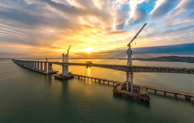 大陆首条跨海高铁大桥的成功搭建引发网友热议。有网友表示福厦高铁是在为京台高铁做技术验证，也有网友表示「2035年，坐上高铁去台湾」。（图／新华社）