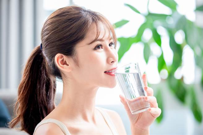 千万别等口渴才喝水！否则恐会影响器官新陈代谢。（示意图／达志影像）