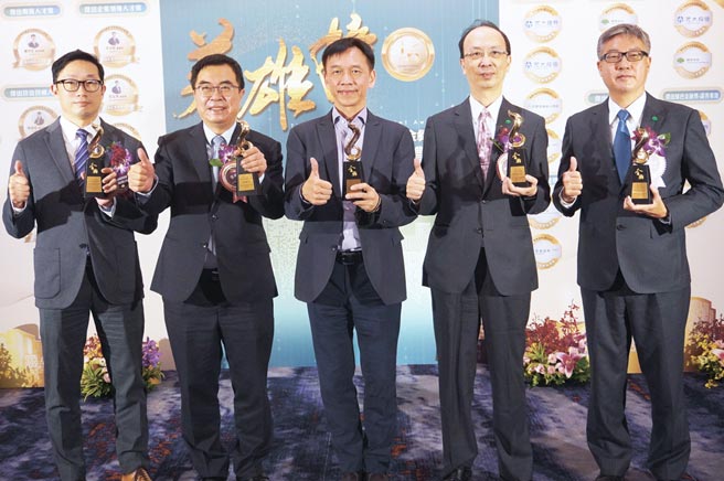 國泰投信董事長張錫（中）、總經理張雍川（左二），偕同公司高階主管包括資深副總張永輝、副總經理邱建仁及資深經理李旼易親臨現場領獎。圖／公司提供