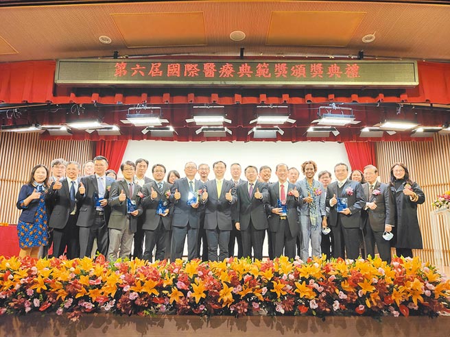 第六届国际医疗典范奖颁奖典礼获奖人大合照。图／郑启明
