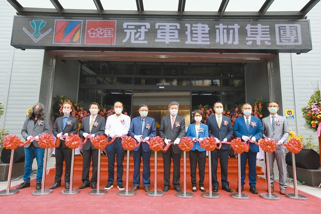 冠军建材董事长林荣德（右五）、高雄市议会议长曾丽燕（右四）与各公、协会理事长出席展示中心开幕剪彩。图／业者提供