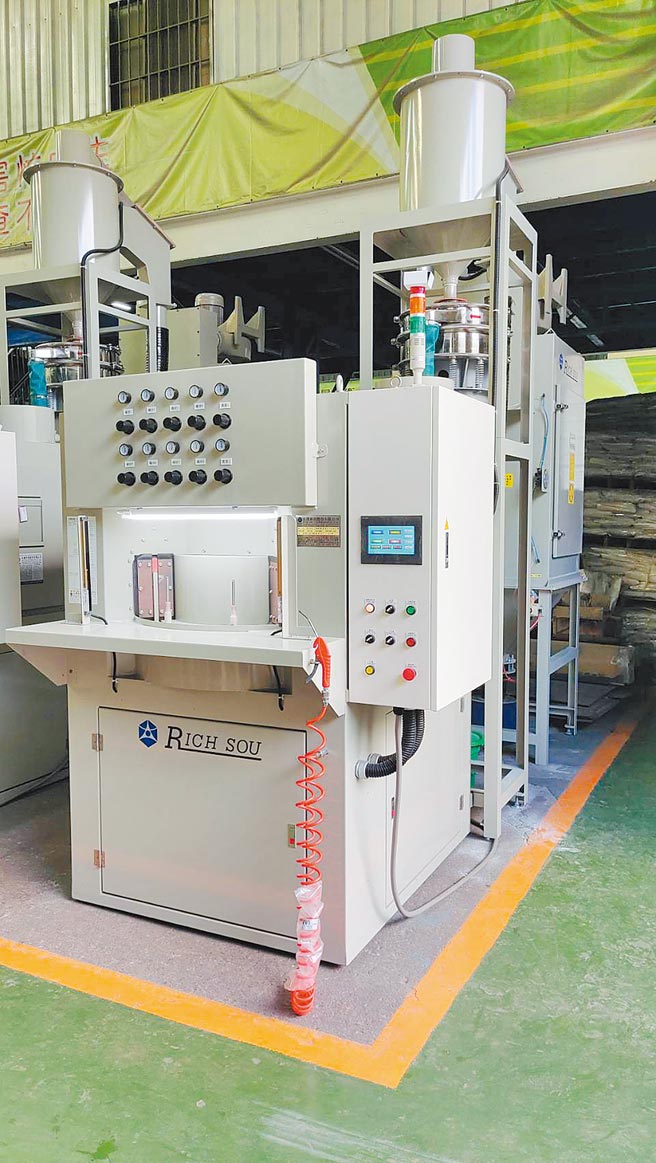 大锼「圆盘式自动喷砂机」适用精密3C、航太、生医、军规产品…等高精度要求产业。图／大锼科技提供