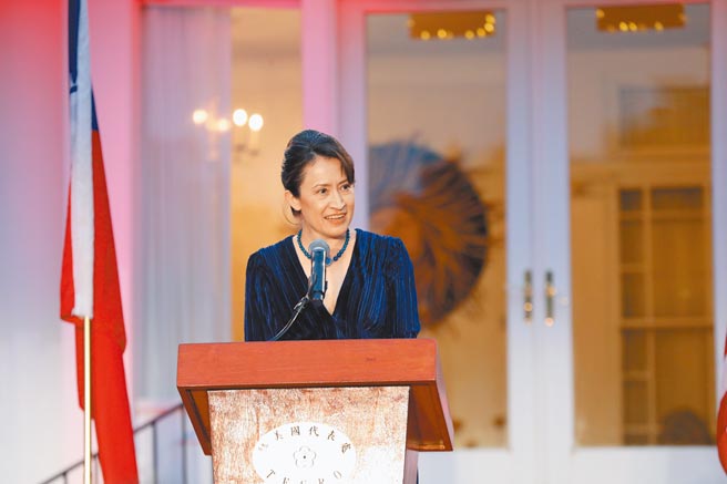 驻美代表萧美琴表示，台湾的安全及和平稳定，是美方与区域的共同重要议题与利害所在。图为萧美琴主持双橡园国庆酒会。（中央社）
