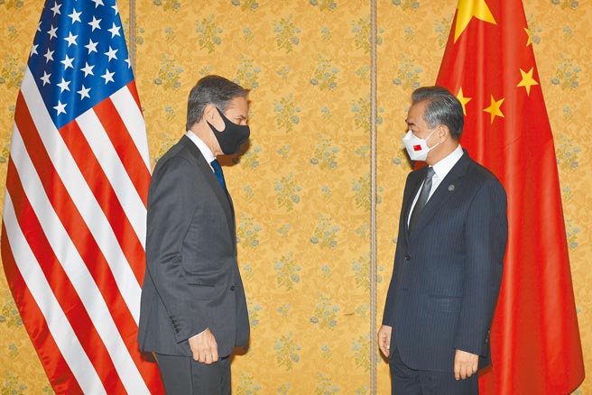 美国国务卿布林肯与中国外交部长王毅11月12日通电话，谈及两岸问题。图为两人今年10月在罗马G20会议后，于场边会谈。（美联社）