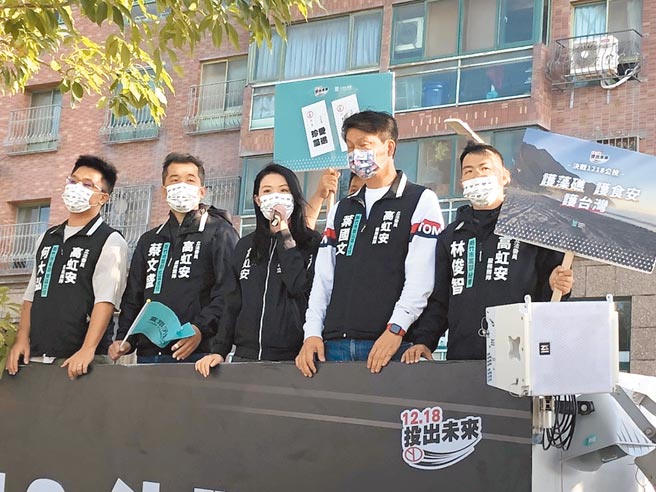 民眾党公投宣讲战车14日下午开到新竹市，立委高虹安（中）上街请托大家一起来护藻礁、护食安、喝好水。（民眾党提供／陈育贤新竹传真）