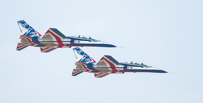 勇鹰号新式高教机（编号11001、11002）今年3月首次公开同场亮相，并进行课目演练。（军闻社）