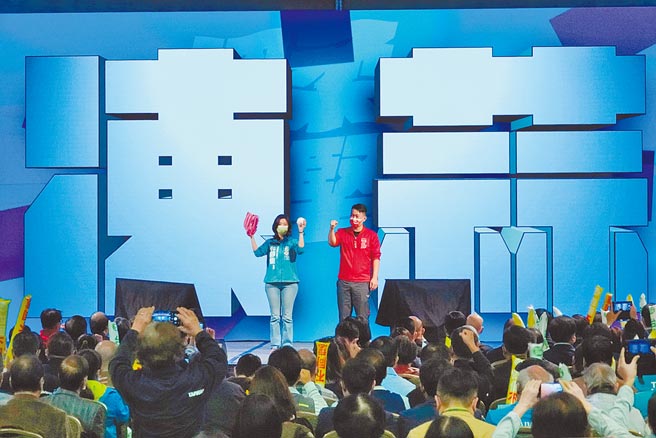 民進黨14日舉行第十九屆第二次全國黨員代表大會，前台灣基進立委陳柏惟（右）14日在民進黨全代會上，特別將粉紅色棒球手套、棒球交給台中市第2選區立委補選提名人林靜儀（左），並牽起手呼口號，象徵將一起贏回中二選區。（陳信翰攝）