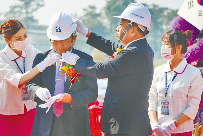 卫福部长陈时中（左二）近来深陷「餐叙影片」风波，14日他出席屏东义大医院动土仪式，屏东县长潘孟安（左三）为他加油打气，还为他整理安全帽。（谢佳潾摄）
