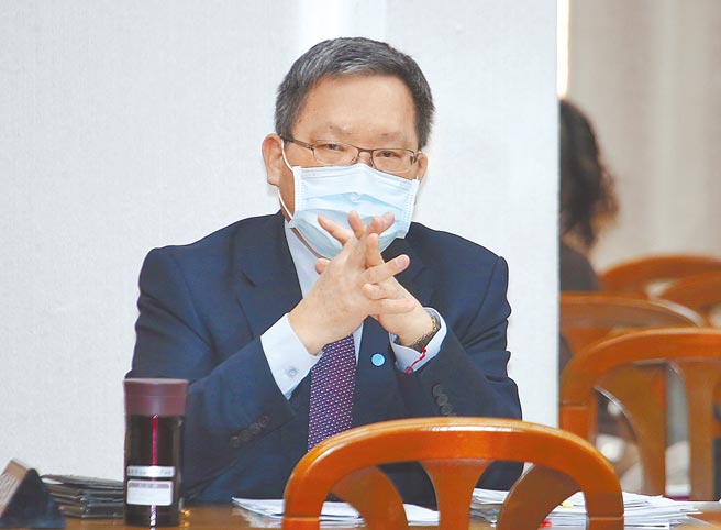 台北商业大学财税系教授黄耀辉直言，在蔡英文总统任期结束一年后，我国财政将迎来劳保核弹级的债务问题浮上台面。图为财政部长苏建荣11日在立法院表示，中央政府税收超徵。（本报资料照片）