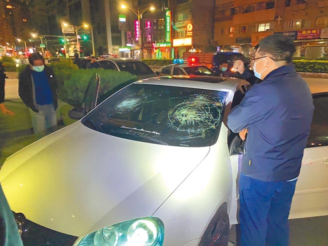 20岁詹男等5人14日凌晨12时许，在新北市三重区某KTV误以为遇到仇家，便以车追赶，被害人涂男驾车到三重警分局前求救，未料，詹男等人不顾警分局在前，仍旧持球棒、开山刀砸车。（翻摄照片／戴上容新北传真）