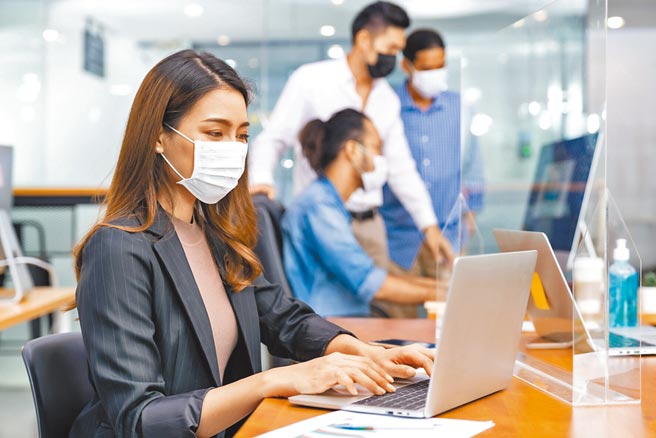 新鮮人初入職場，疫情紛擾，小錢更要發揮大效果，保險首重意外險、實支實付醫療險，替自己未來保障打基礎。（全球人壽提供）