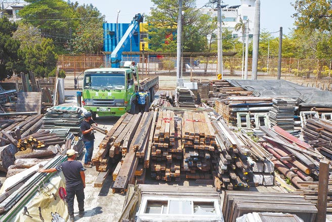 台南市2017年率全台之先，首創「台南市文化資產建材銀行」，收到的舊建材又以木材占大宗。（台南市文資建材銀行提供／曹婷婷台南傳真）