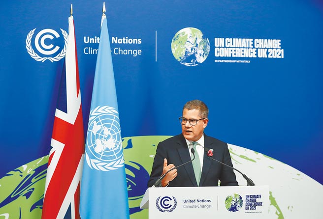 英国格拉斯哥联合国气候大会（COP26），印度在最后一刻反对使用「逐步淘汰」煤电，坚持使用「逐步减少」，大会主席夏玛坦言通过公约只是「脆弱的胜利」，哽咽致歉。（新华社）