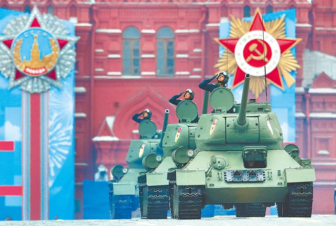 英国国防参谋长卡特（Nick Carter）提出警告，由于传统外交工具和机制已不管用，西方国家与俄罗斯爆发意外战争的风险已高于冷战时期。图为俄军在莫斯科进行阅兵。（美联社）