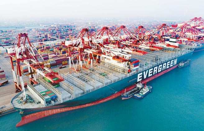 曾在苏伊士运河造成全球船运大堵塞的长赐号，13日在青岛港完成修復重新载货启航。（中新社）