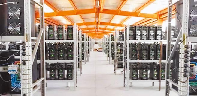 大陆中纪委13日指出，前江西省政协党组成员、副主席肖毅，因严重违纪违法被双开，更罕见提及他支持企业从事虚拟货币「挖矿」活动。图为位于大陆东北的比特币工厂。（摘自网路）