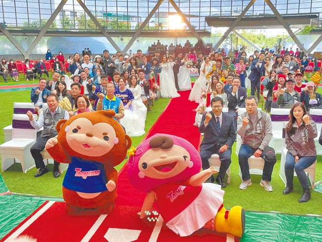桃園市政府14日舉辦市民聯合婚禮，36對新人攜手共度下半生。（呂筱蟬攝）