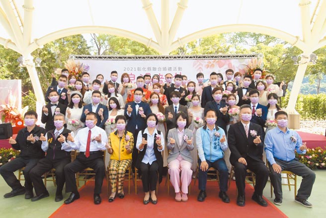 彰化縣聯合婚禮20對新人在清水岩溫泉露營區踏上紅地毯。（吳敏菁攝）