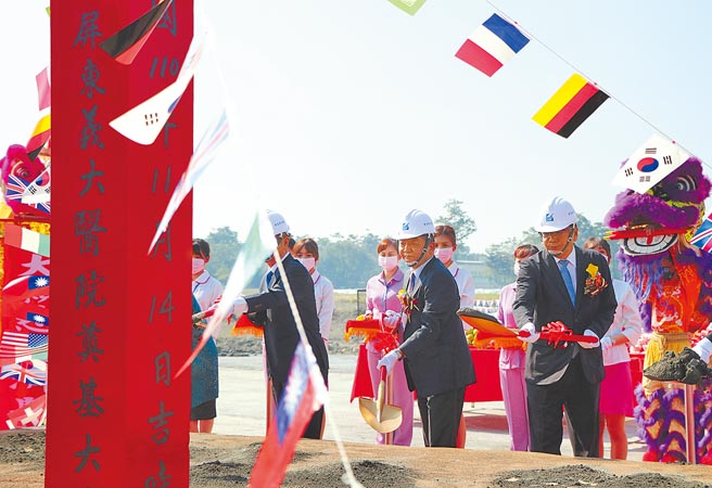 屏东义大医院14日动土，卫福部长陈时中（右二）、屏东县长潘孟安（右一）都出席动土典礼。（谢佳潾摄）