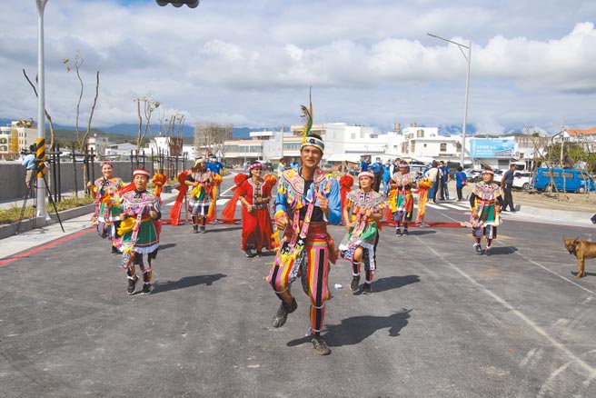 台东县政府拓宽及新辟东56线道路，以改善富冈渔港对外交通，14日举行通车典礼。（台东县政府提供／蔡旻妤台东传真）