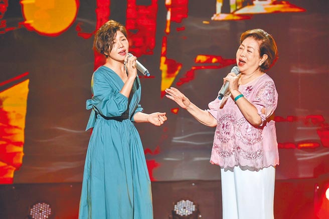 陈淑芳（右）惊喜现身，跟于子育合唱电影《孤味》主题曲〈孤味〉。（TVBS提供）