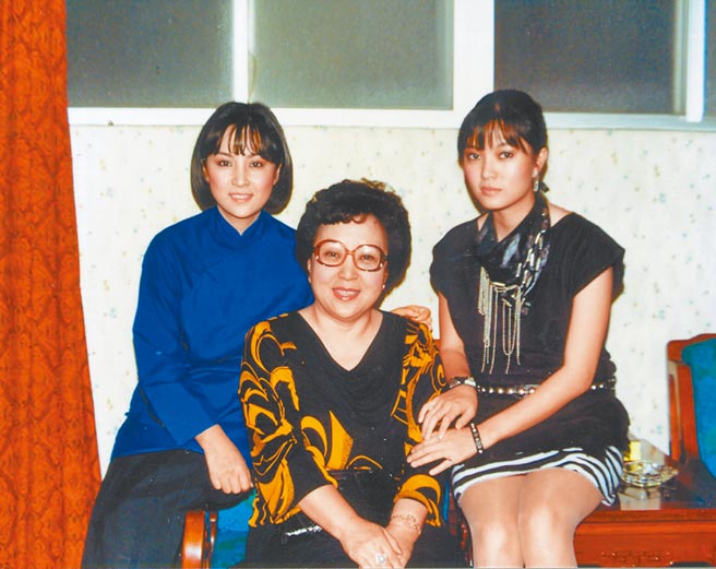 甄珍（左）和银霞（右）这对姊妹花，对母亲都非常孝顺。（资料照片）