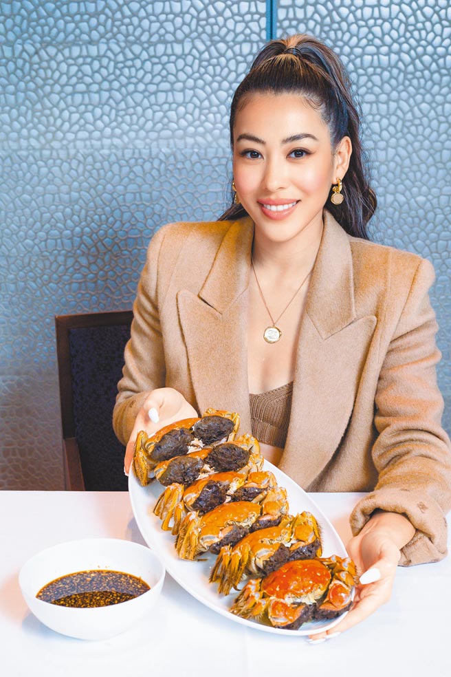 蔡诗芸拥有好厨艺，日前下厨蒸大闸蟹慰劳家人。（罗永铭摄）