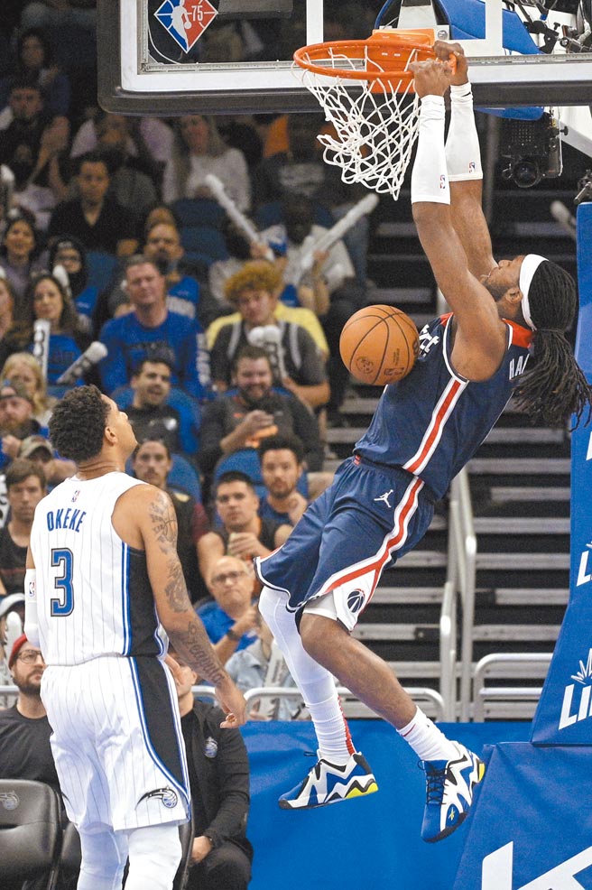 巫师中锋哈瑞尔双手爆扣，魔术前锋欧基基只能乾瞪眼。（美联社）