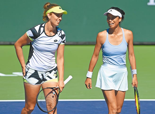 謝淑薇（右）與梅騰絲昨在WTA年終總決賽吞下首敗。（路透資料照片）