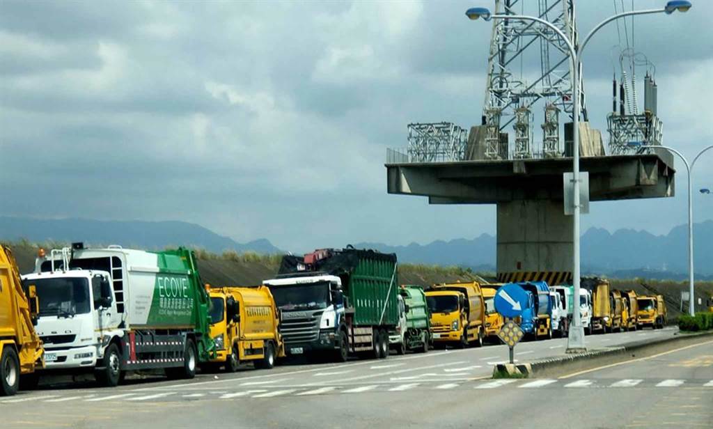 垃圾車每天都大排長龍，等候進入烏日焚化廠；市議員要求環保局應新設焚化爐並加速汰舊換新。（民眾提供／陳世宗台中傳真）