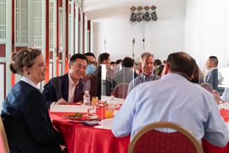 美參眾議員訪台 林智堅孔廟辦桌款待地方美食