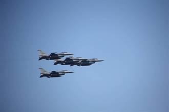 F-16V新機18日接裝 航空迷拍預演直呼過癮