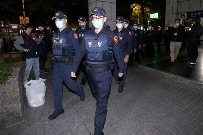 台北市警局大安分局16日凌晨到辖区八大行业进行扩大临检。（黄世麒摄）