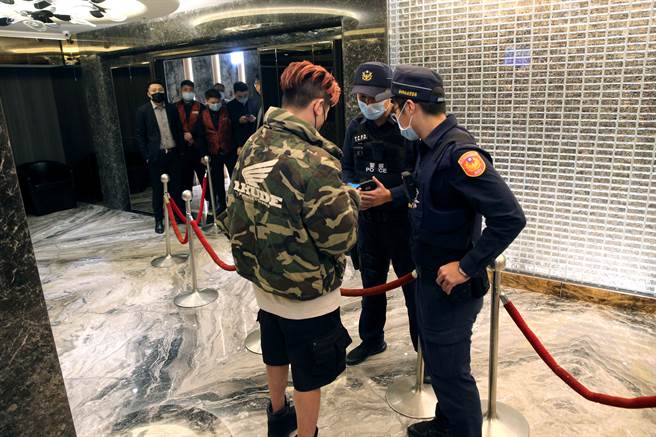 警方针对消费者进行身分确认及防疫措施检查。（黄世麒摄）