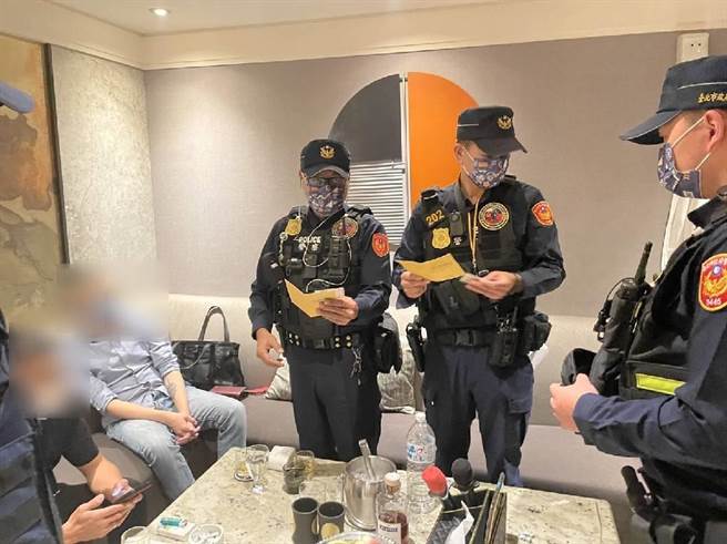 北市警中山分局员警针对消费者进行身分确认及防疫措施检查。（警方提供）