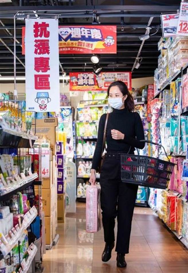全联店内设有「抗涨专区」，12月2日前还有超级周年庆，优惠内容多元。（石智中摄）