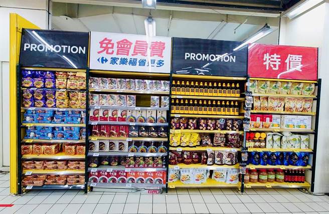 家乐福店内常设「特价专区」，即日起会在入口处加强文宣，让顾客选购时更清楚。（家乐福提供）