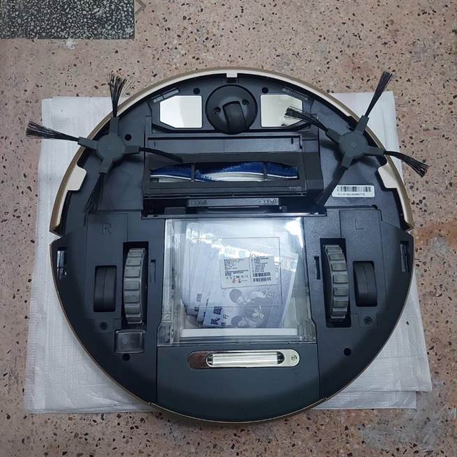 一名人妻表示，在家利用扫地机器人打扫，结果不小心「翻车」，竟让她意外发现底部藏着一张张蓝色千元大钞，是老公的私房钱。（图／翻摄自爆废公社二馆）