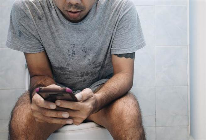 爸爸躲廁所偷看A片，慘遭iPhone「接力功能」出賣。（圖／shutterstock）