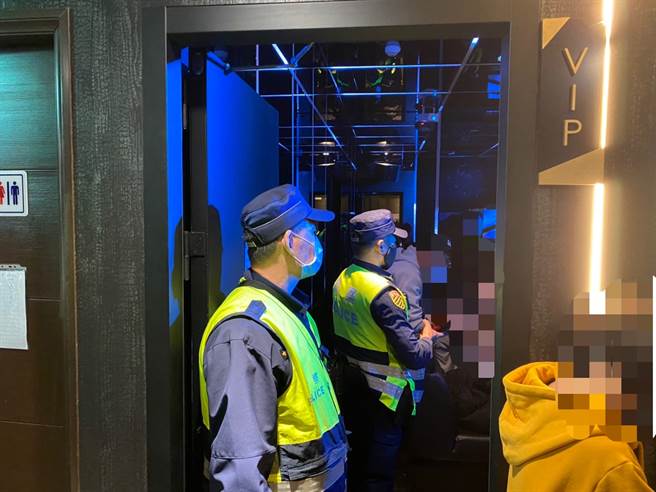 林口警分局于14日晚间统合优势警力于辖区重要路段、治安要点等实施路检与临检，并于15日夜间实施闭锁式扩大临检，针对辖内KTV、汽车旅馆、养生馆、钓虾场等治安要点进行临检。(林口分局提供)