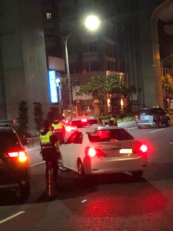 林口警分局于14日晚间统合优势警力于辖区重要路段、治安要点等实施路检与临检，并于15日夜间实施闭锁式扩大临检，针对辖内KTV、汽车旅馆、养生馆、钓虾场等治安要点进行临检。(林口分局提供)