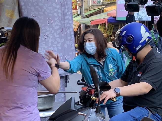 民进党台中第二选区立委参选人林静仪(中)到乌日市场扫街，向选民请托。(林欣仪摄)