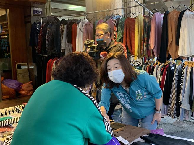 民进党台中第二选区立委参选人林静仪(右)到乌日市场扫街，向选民请托。(林欣仪摄)