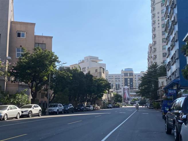 从事骨董珠宝买卖的贵妇位于高市前金区市中一路的豪宅遭窃贼闯空门，窃走价值上百万元的珠宝首饰和外币。（石秀华摄）